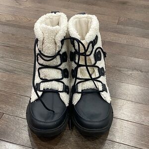 Cozy Sorel Black and White Winter Boots